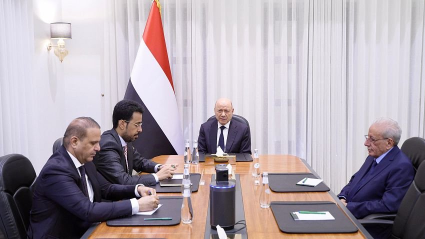 رئيس مجلس القيادة الرئاسي يجتمع برئاسة هيئة التشاور والمصالحة  Image