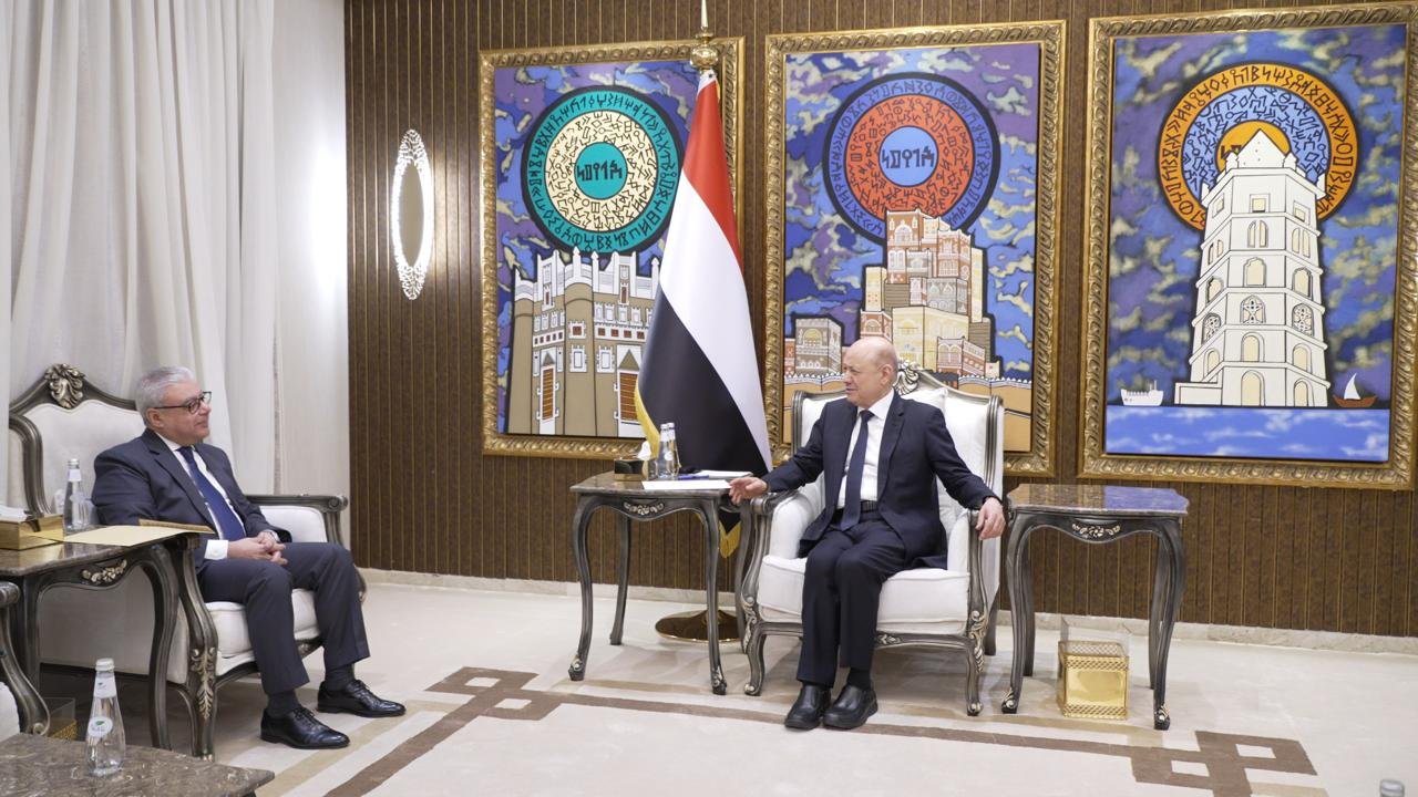 رئيس مجلس القيادة يشيد بالدور المصري الفاعل في تعزيز أمن واستقرار المنطقة Image