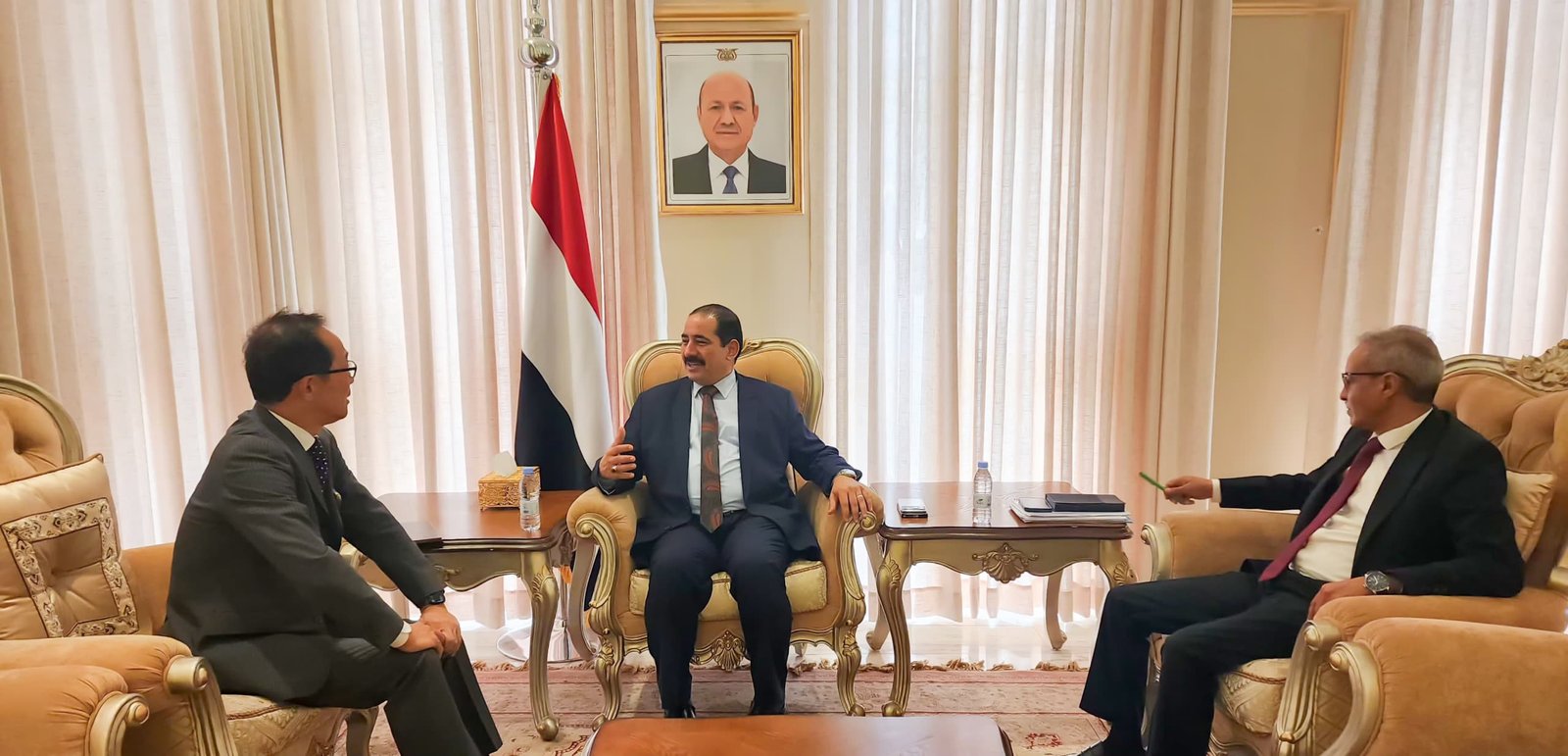 وزير الداخلية يبحث مع السفير الياباني تعزيز التعاون الأمني Image