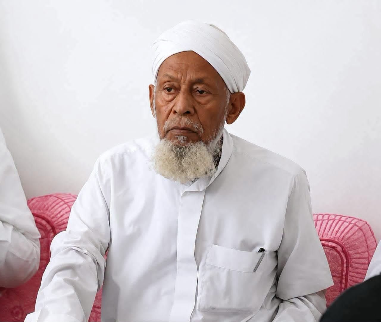 وكيل وزارة الداخلية لقطاع الخدمات المدنية يعزّي في وفاة عضو مجلس الشورى الشيخ العلامة علي بن سالم بن سعيد بكير باغيثان Image