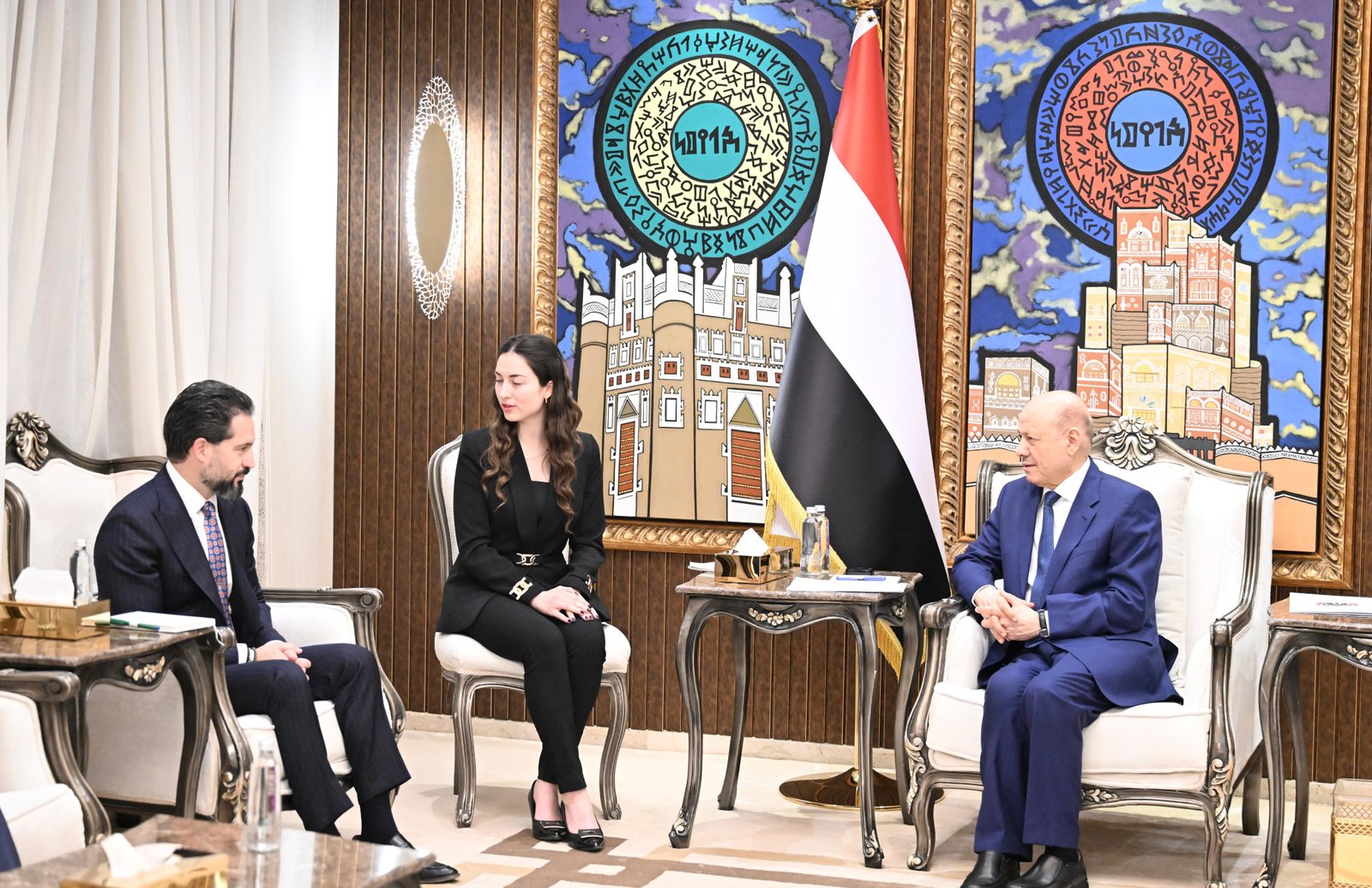 رئيس مجلس القيادة: لا حصار على مطار صنعاء ولا تساهل مع أي تواطؤ جديد لانتهاك السيادة الوطنية Image
