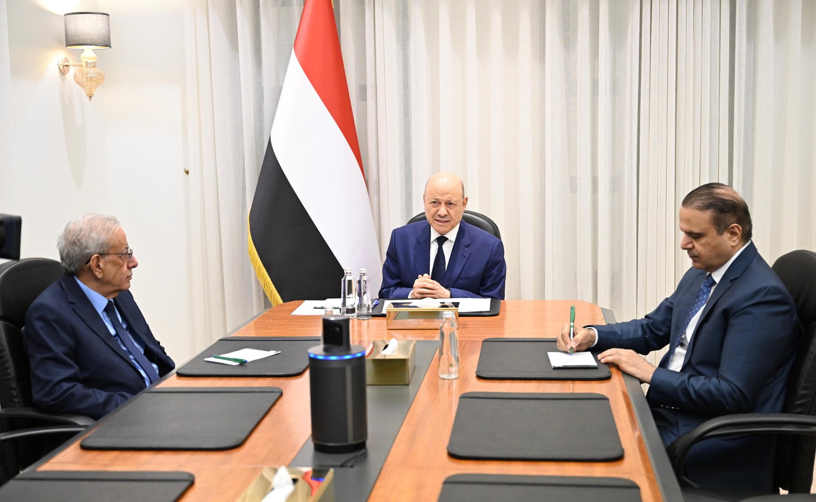 رئيس مجلس القيادة: الدولة لن تسمح بأي رحلات خارج اختصاصاتها الحصرية ولا بديل أمام المليشيات سوى القبول بالمبادرات الإنسانية المعلنة  Image