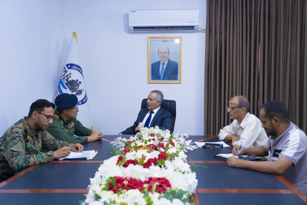 وزير الشؤون الاجتماعية والعمل يناقش مع رئيس مصلحة التأهيل والإصلاح تطوير برامج تأهيل نزلاء الإصلاحيات  Image