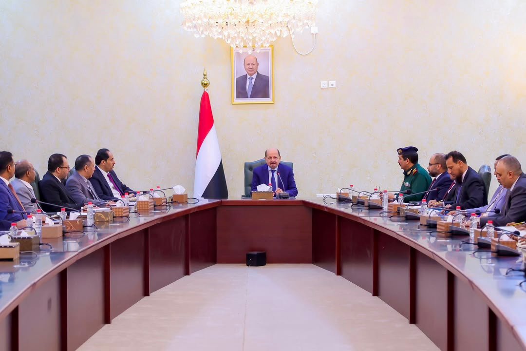 رئيس الوزراء يترأس في عدن اجتماع حكومي لمراجعة مستجدات الأوضاع وخطط الاستجابة للتعامل مع التطورات  Image