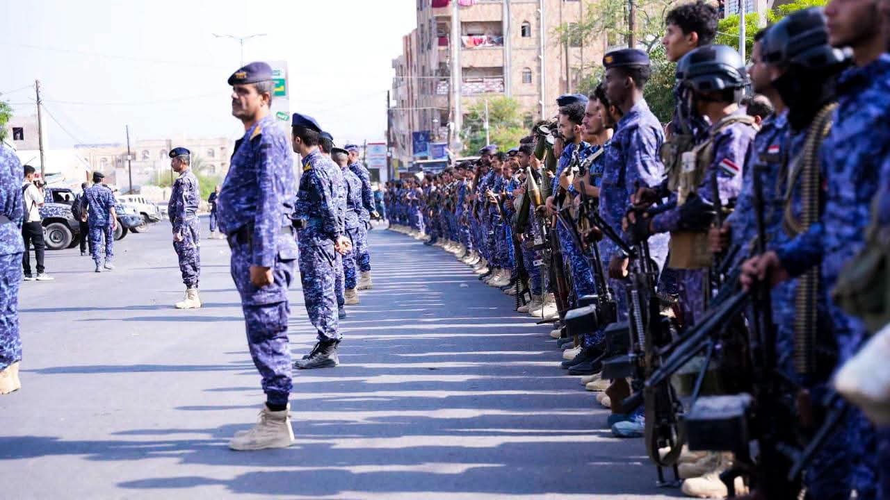مدير عام الشرطة يواصل تفقد الوحدات والإدارات الأمنية ويوجه برفع التأهب للدرجة القصوى Image