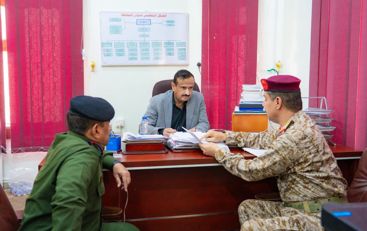 محافظ شبوة يناقش مستجدات الأوضاع الأمنية والعسكرية بالمحافظة ويؤكد رفع الجاهزية وتعزيز الأمن والاستقرار Image