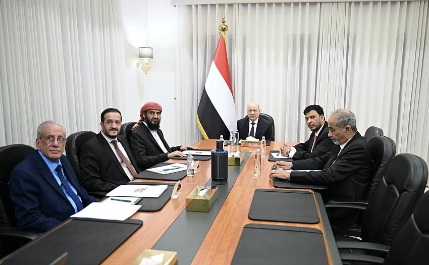 مجلس القيادة الرئاسي يشيد بوحدة مؤسسات الدولة وقدراتها المتنامية لردع تهديدات المليشيات الإرهابية Image