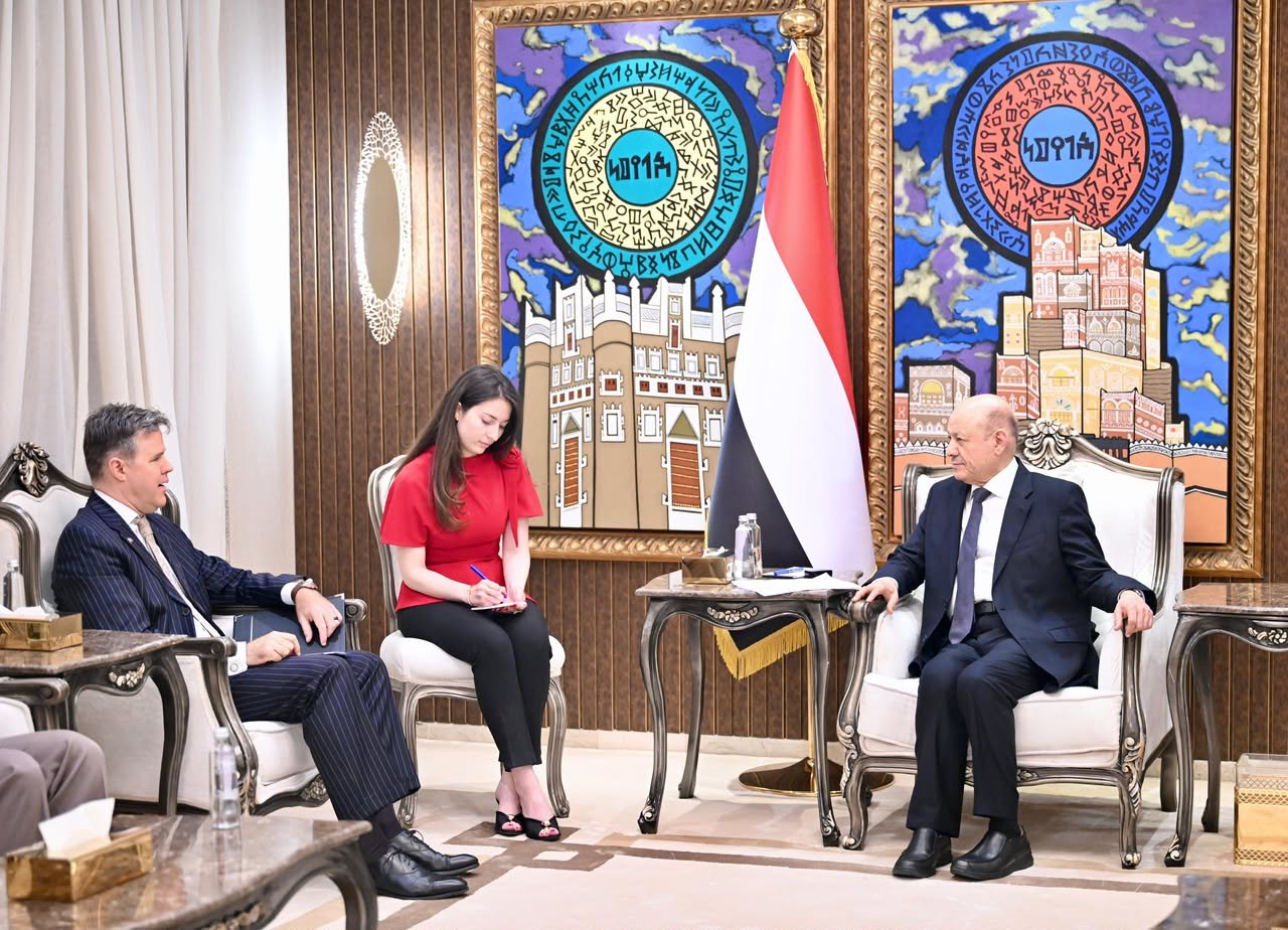 رئيس مجلس القيادة: استهداف ميناء المخا يكشف حرب المليشيات الممنهجة على مقدرات الشعب اليمني وشرايين حياته Image