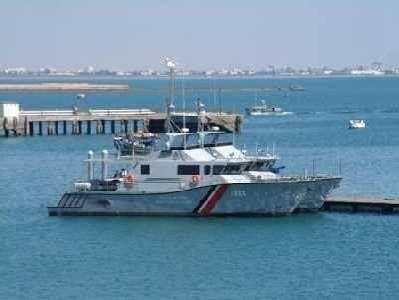 خفر السواحل تضبط سفينة محملة بمواد مهربة قبالة سواحل عدن Image