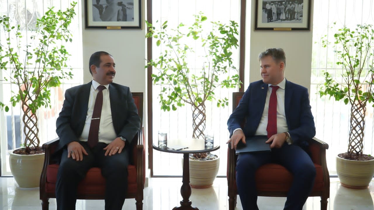 وزير الداخلية يبحث مع القائم بأعمال السفير الأمريكي تعزيز التعاون الأمني Image