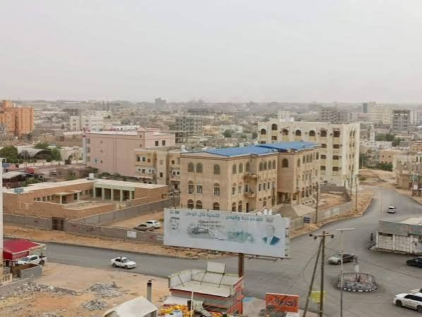 طفل يعبث بالسلاح يصيب والده بطلقة نارية في المهرة  Image