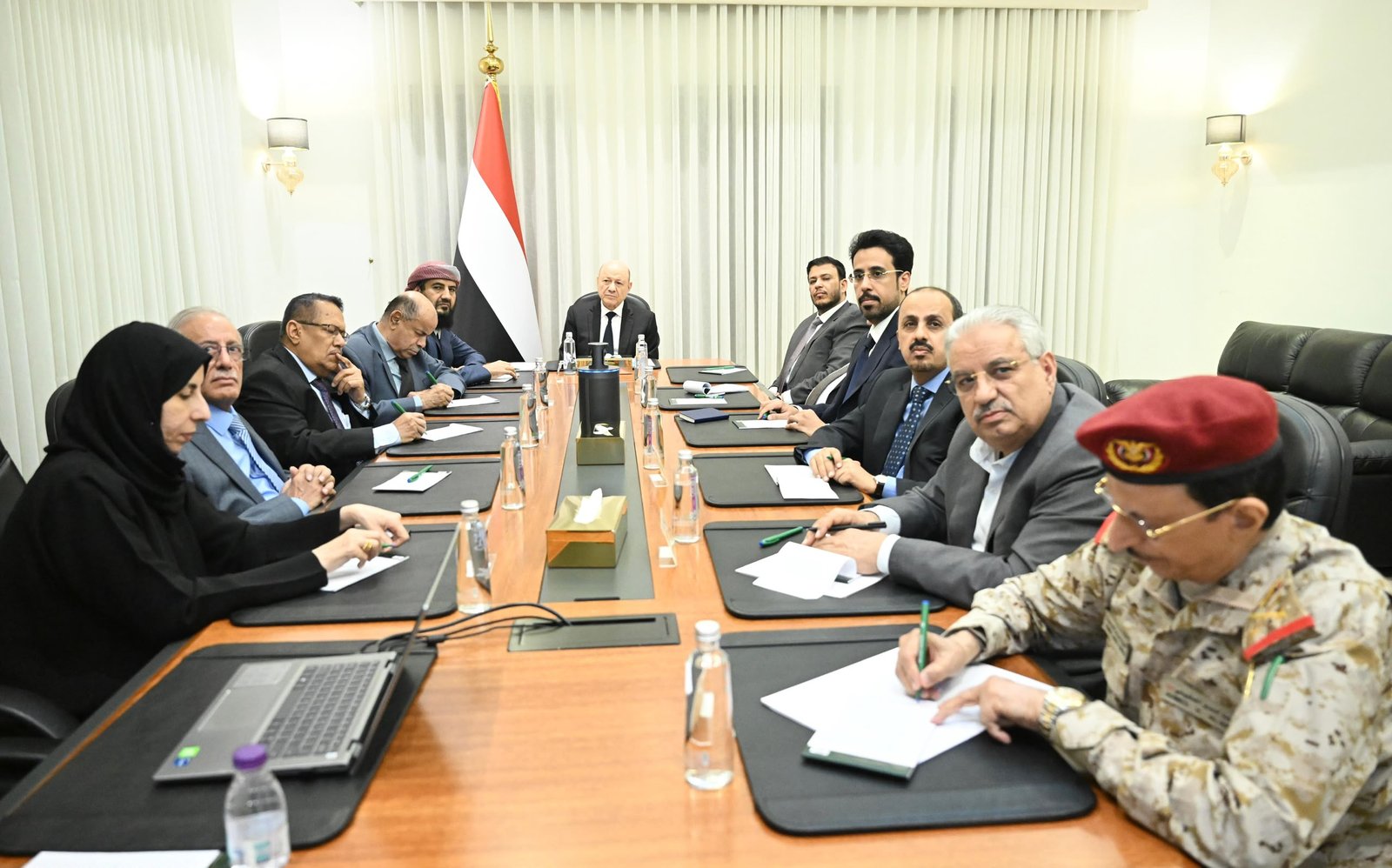 مجلس الدفاع الوطني يؤكد قدرة الدولة على استعادة المبادرة وعدم السماح بتحويل الساحل اليمني إلى منصة لابتزاز العالم Image