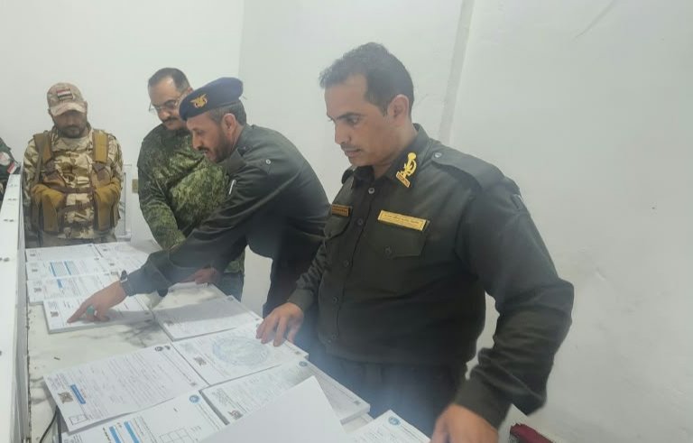 مدير شرطة الضالع يتفقد الأحوال المدنية ويتابع استئناف ترقيم الدراجات النارية في قعطبة Image