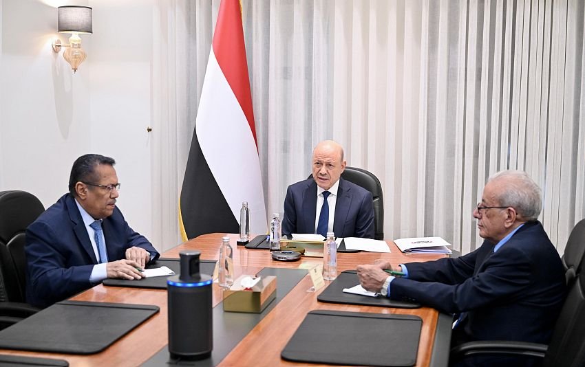 رئيس مجلس القيادة: عملية "فجر اليمن" ماضية حتى تحقيق أهدافها الكاملة Image