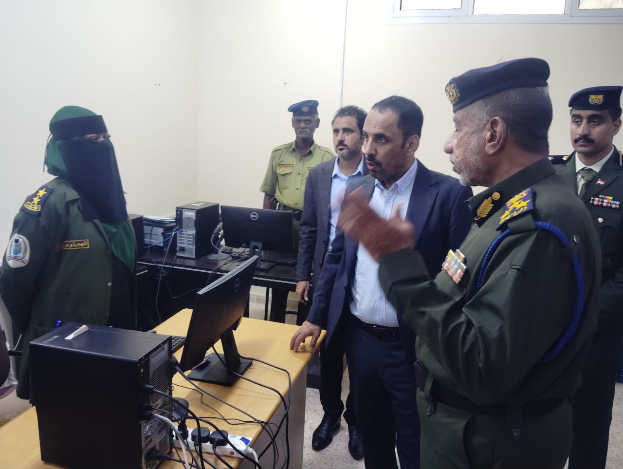 رئيس مصلحة الهجرة والجوازات والجنسية اللواء النسي يتفقد سير العمل بفرع ساحل حضرموت  Image