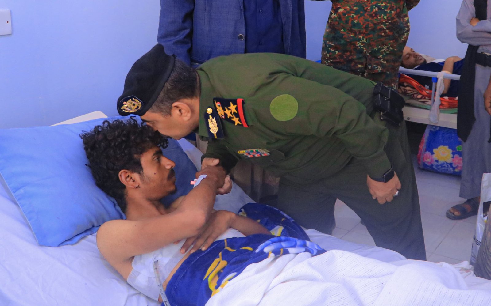 مدير عام شرطة شبوة يتفقد الجاهزية الأمنية بعتق ويطمئن على جرحى استهداف مليشيا الحوثي Image