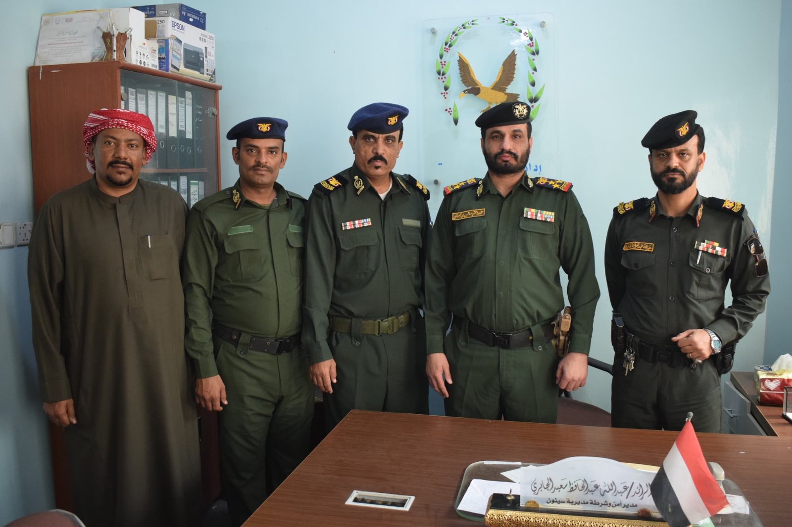 مدير أمن الوادي والصحراء يناقش مع رئيس نيابة استئناف سيئون عدداً من القضايا ويكرّم عدداً من القيادات الأمنية والشخصيات الاجتماعية Image